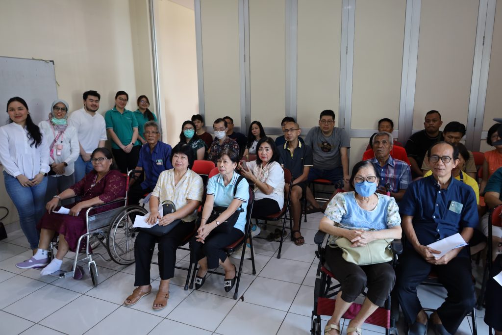 Foto Antusiasme Jemaat  Gereja Katolik Santo Matias Rasul - Paroki Kosambi Baru dalam mendengar Edukasi Asuhan Mandiri Akupresur Diabetes Melitus dan Hipertensi