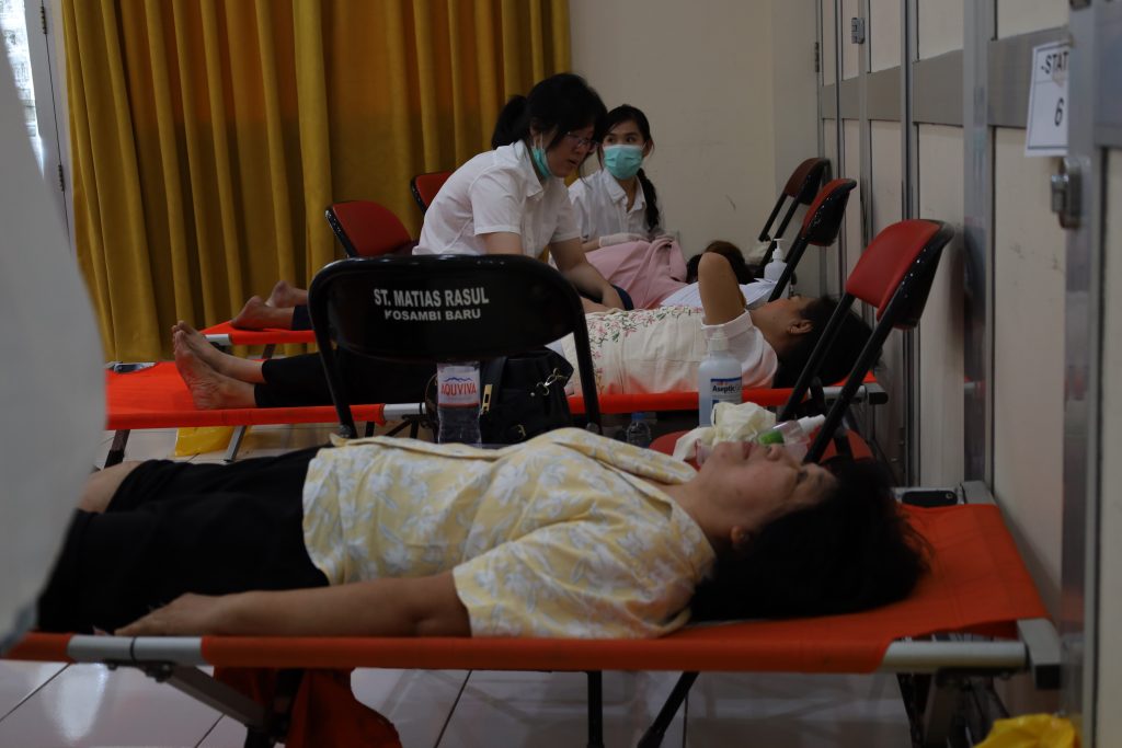 Foto Sesi Pelayanan Akupunktur Medik pada Area Peserta Perempuan