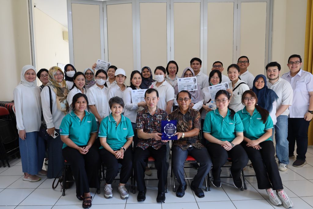 Foto bersama Tim Gereja Katolik Santo Matias Rasul-Paroki Kosambi Baru dan seluruh panitia kegiatan pengabdian masyarakat dan PPDS Program Studi Akupunktur Medik FKUI 